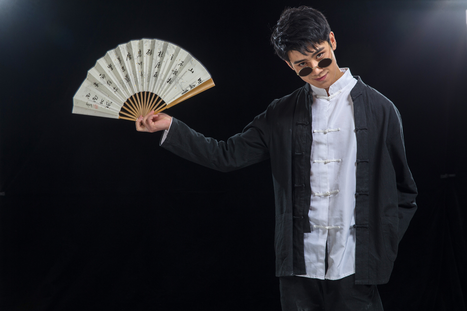 戴墨镜的青年男人 戴墨镜的青年男人