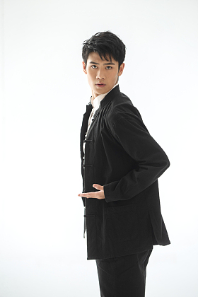 练武术的青年男人图片