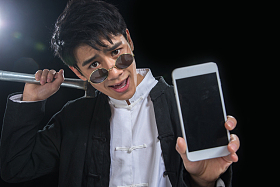 古装男子拿着手机