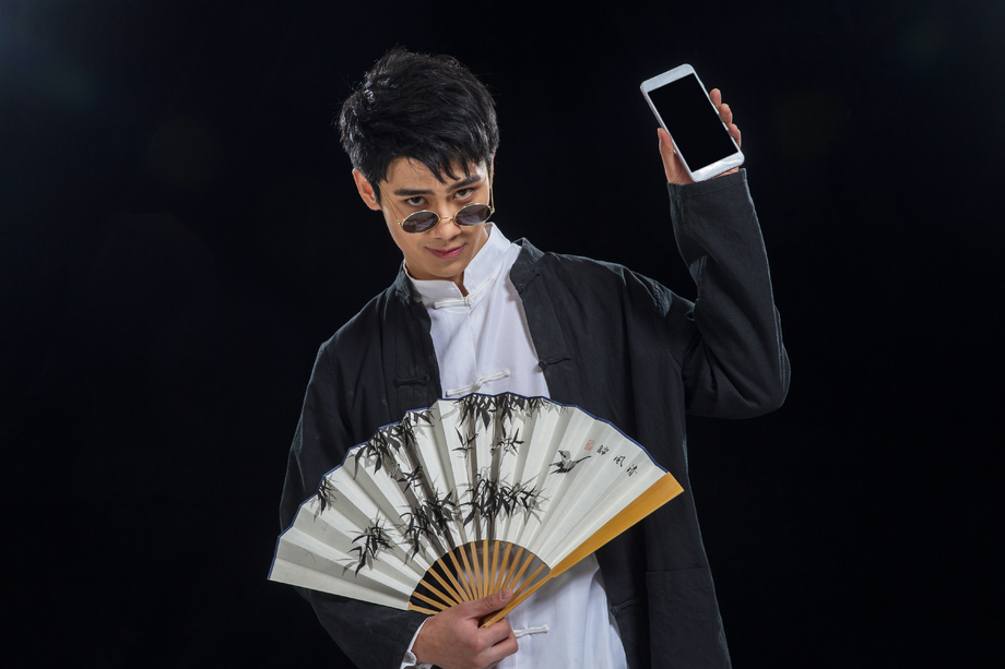 戴墨镜的青年男人