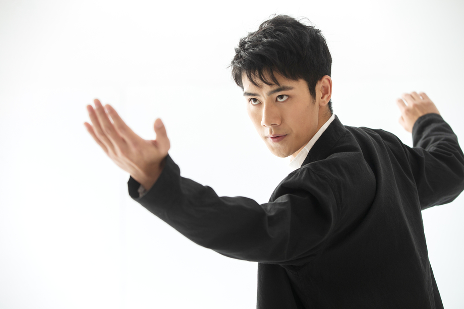 练武术的青年男人图片 练武术的青年男人图片