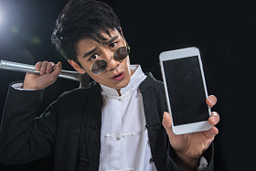 古装男子拿着手机