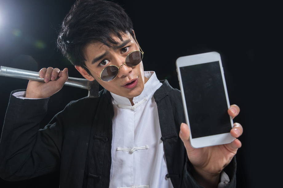 古装男子拿着手机 古装男子拿着手机