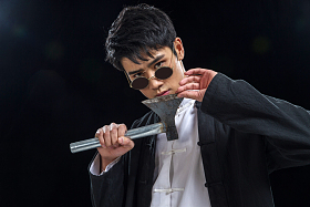 戴墨镜的青年男人