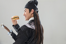 吃汉堡的青年男人照片