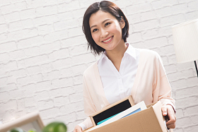 青年女人搬家
