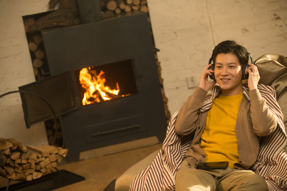 青年男人听音乐图片 青年男人听音乐图片