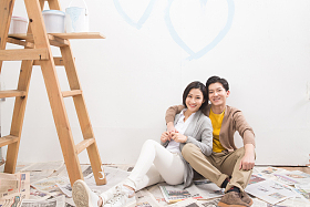 年轻夫妇装修房子图片
