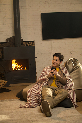 青年男人坐在房间里图片