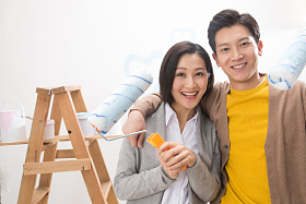 年轻夫妇装修房子