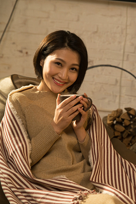 青年女人坐在房间