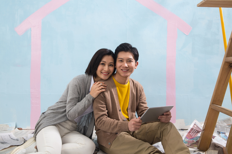 年轻夫妇装修房子图片