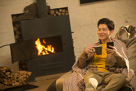 青年男人坐在房间里图片