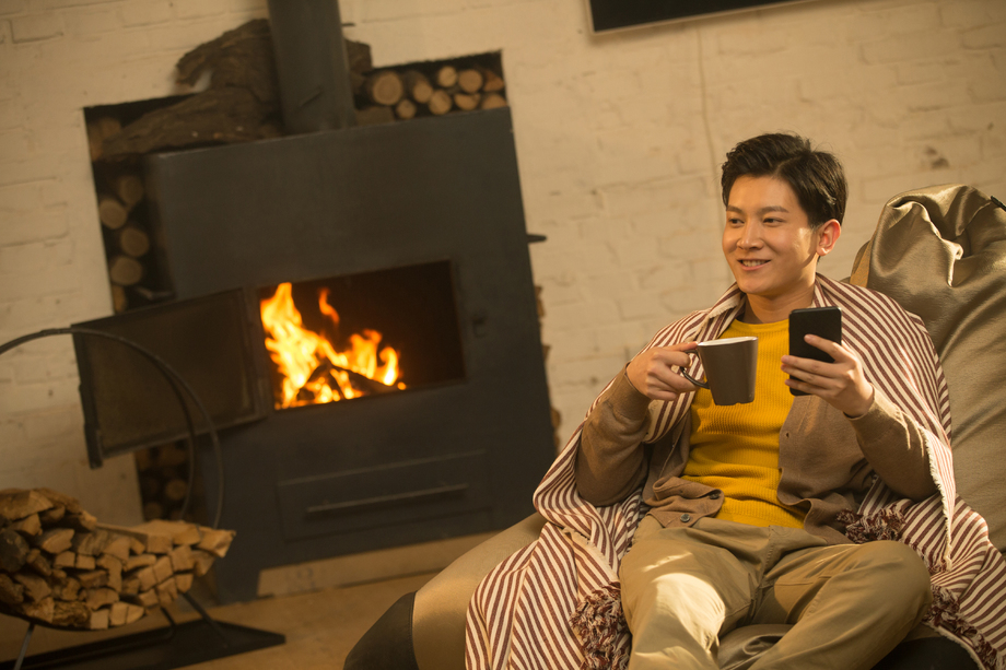 青年男人坐在房间里图片 青年男人坐在房间里图片