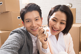 年轻夫妇拥抱图片