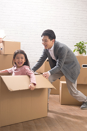 爸爸和女儿玩耍图片