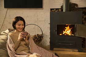 青年女人坐在房间