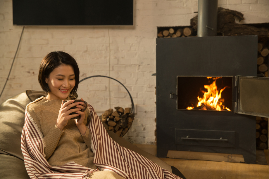 青年女人坐在房间