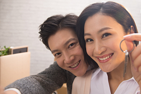 年轻夫妇拥抱