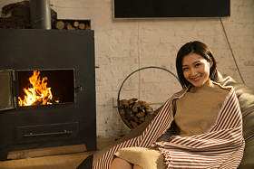 青年女人坐在房间