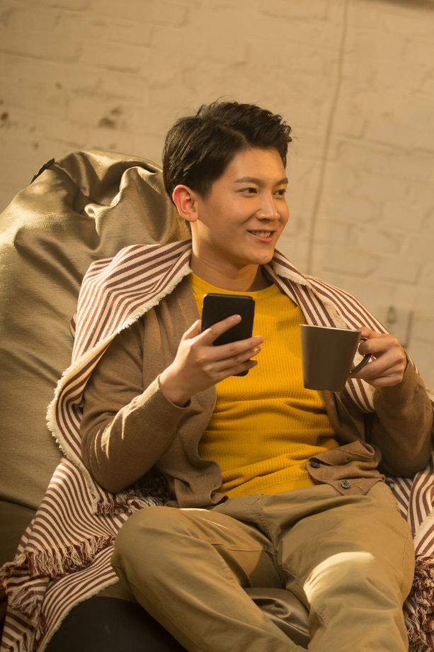 青年男人坐在房间里图片 青年男人坐在房间里图片