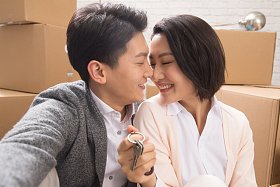 年轻夫妇拥抱图片