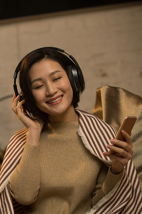 青年女人听音乐