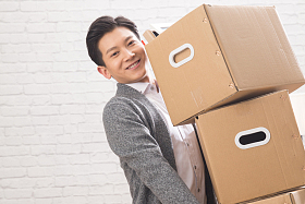 青年男人搬家图片