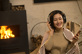 青年女人听音乐