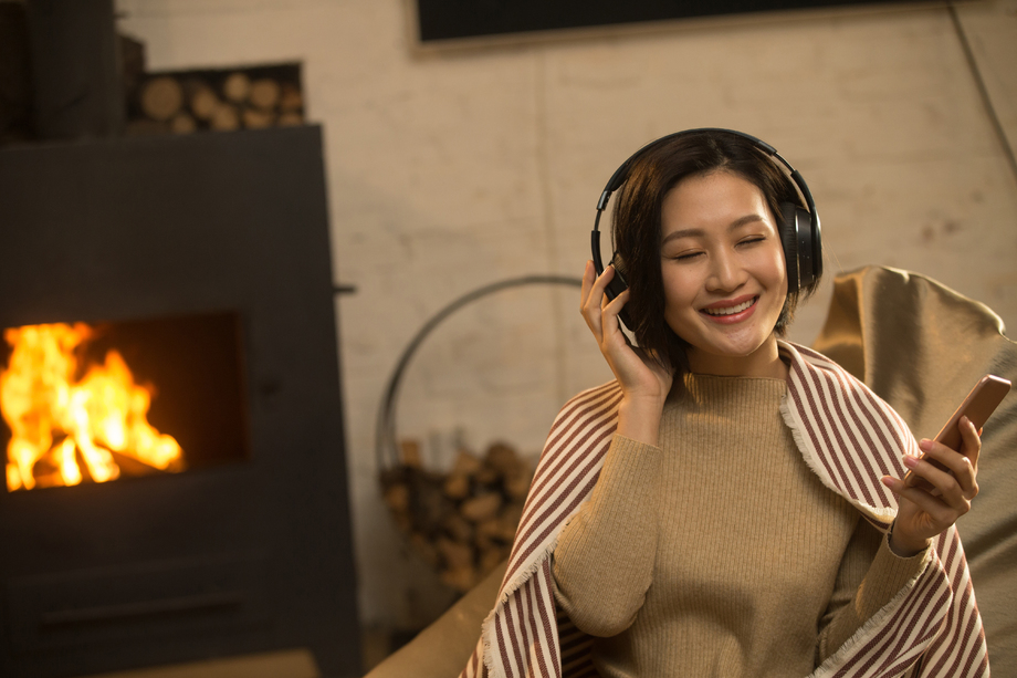 青年女人听音乐 青年女人听音乐