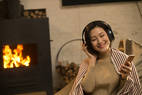 青年女人听音乐