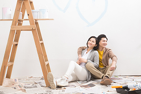 年轻夫妇装修房子图片
