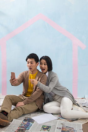 年轻夫妇用手机拍照图片