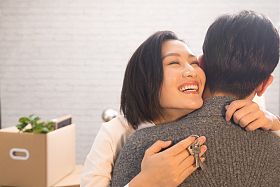 年轻夫妇拥抱图片