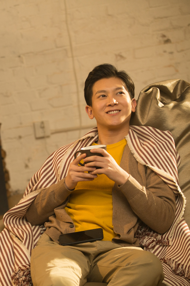 青年男人坐在房间里图片 青年男人坐在房间里图片