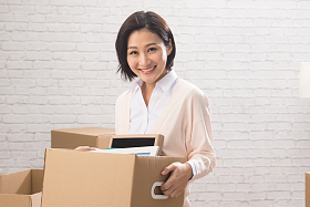 青年女人搬家