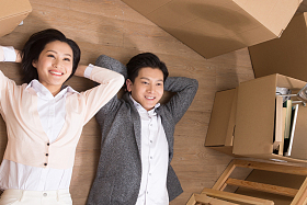 年轻夫妇躺在地板上