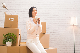 青年女人喝水图片