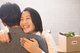 年轻夫妇拥抱照片