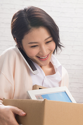 青年女人打电话图片