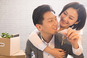 年轻夫妇拥抱照片