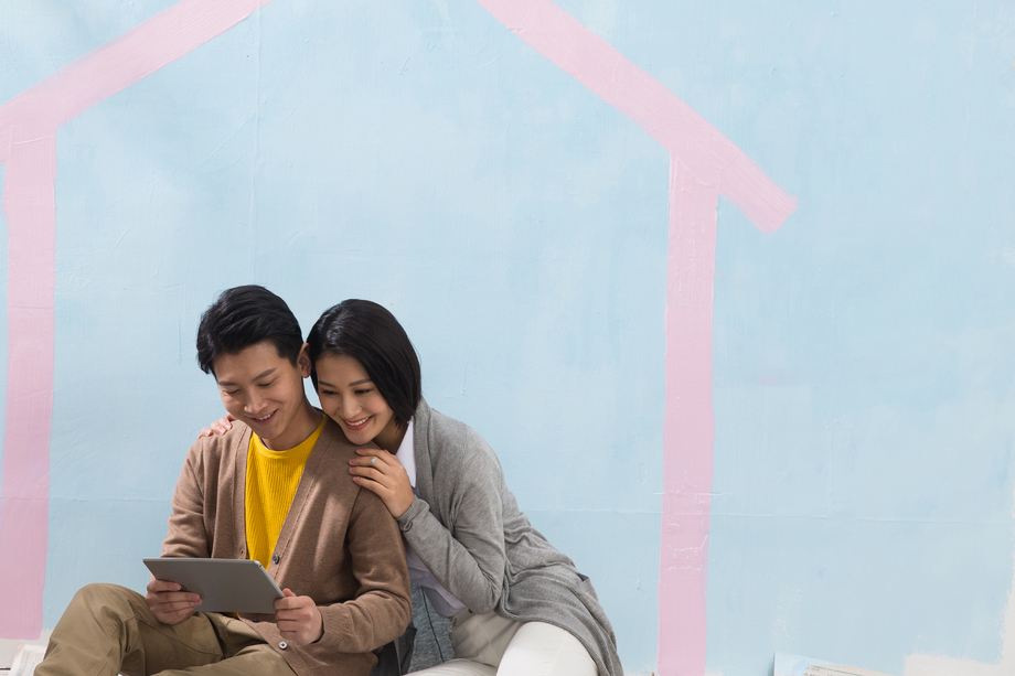 年轻夫妇装修房子图片