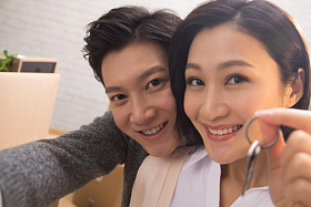 年轻夫妇拥抱图片