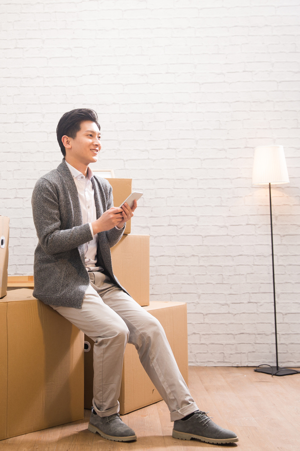 青年男人看手机图片 青年男人看手机图片