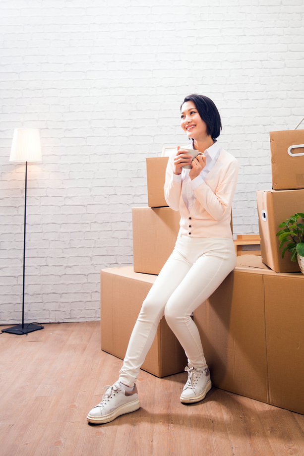 青年女人喝水图片 青年女人喝水图片