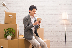 青年男人看手机图片