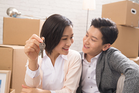 年轻夫妇拥抱图片