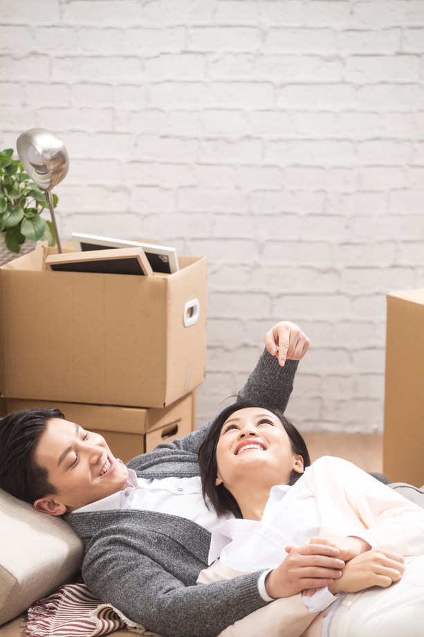 年轻夫妇躺在地板上 年轻夫妇躺在地板上