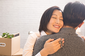 年轻夫妇拥抱