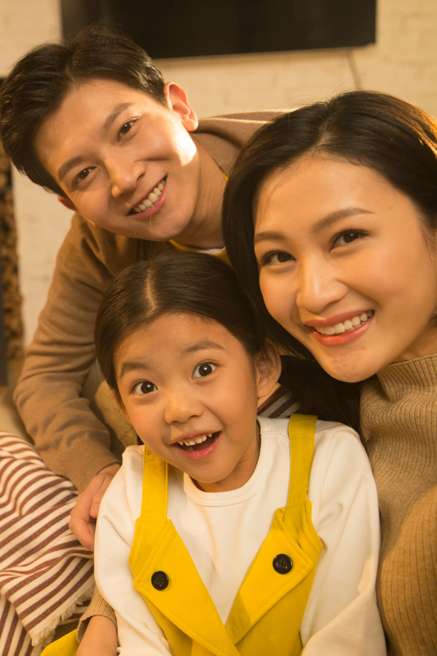 幸福的一家三口照片